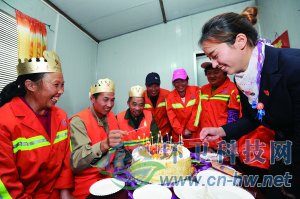 社區(qū)工作人員為集體過生日的三名環(huán)衛(wèi)工人點(diǎn)上生日蠟燭。 本報(bào)通訊員 趙松 攝